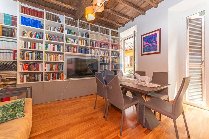 Appartamento quadrilocale in vendita in Via Urbana, Roma