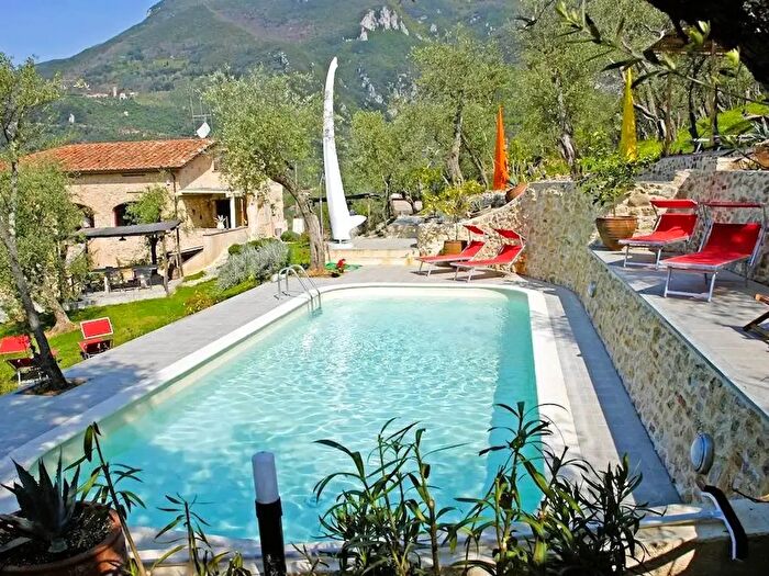 Casa con 16 locali in vendita in Camaiore