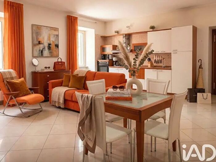 Appartamento con 5 locali in vendita in Via Camillo Pellegrino, Napoli