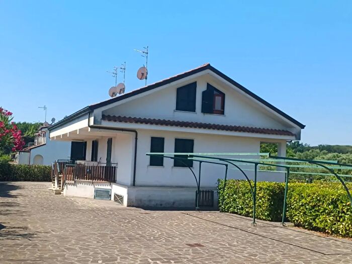 Casa quadrilocale in vendita in Via Flacca, Fondi