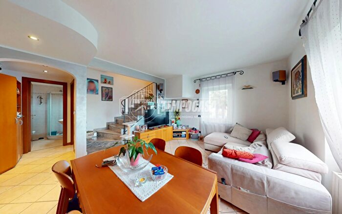 Appartamento trilocale in vendita in Via Padre Pio da Pietralcina, Solbiate con Cagno