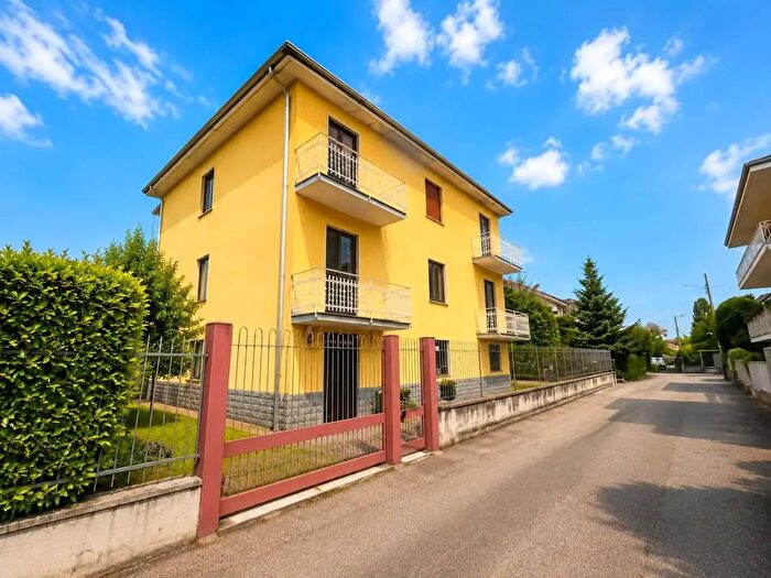Casa con 7 locali in vendita in Novara