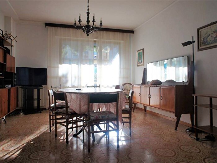 Appartamento con 5 locali in affitto in Marina di Massa Centro, Massa