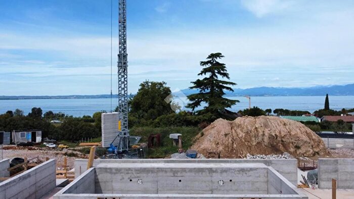 Casa con 5 locali in vendita in Via Bosca, Lazise