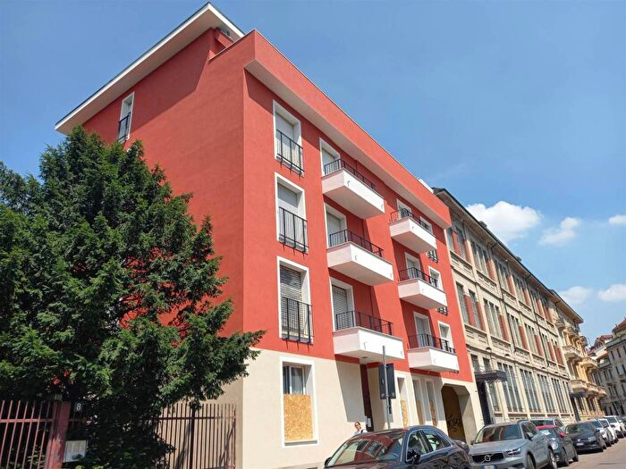 Appartamento trilocale in affitto in Via Andrea Maffei, Montenero, Milano