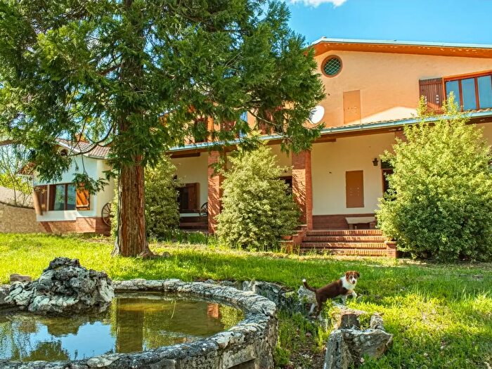 Casa con 12 locali in vendita in Via di Spedino Snc, Borgorose