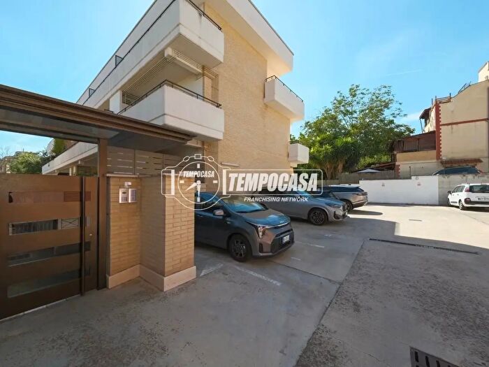 Appartamento trilocale in vendita in Via Montefiascone, Roma