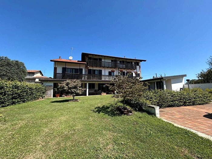 Casa con 10 locali in vendita in Via Guglielmo Marconi, GatticoVeruno