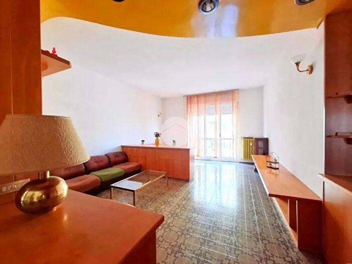 Appartamento trilocale in vendita in Via Ugo Foscolo, Voghera