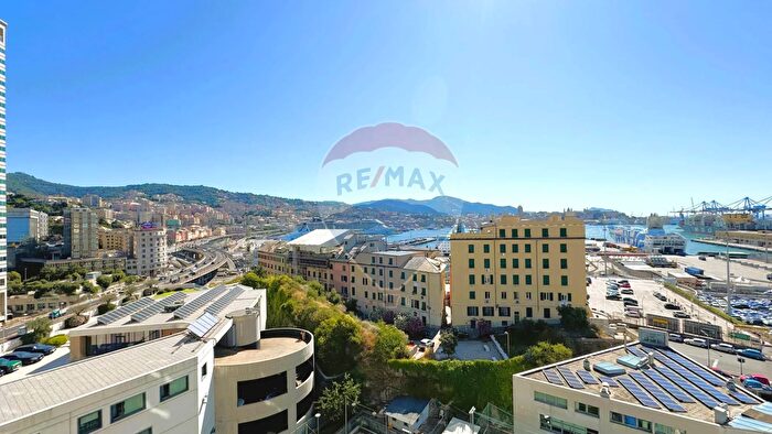 Appartamento con 7 locali in vendita in Piazza Roberto Baldini, Genova