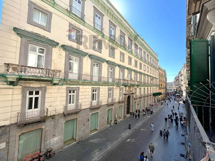 Appartamento con 8 locali in vendita in Via Toledo, Napoli