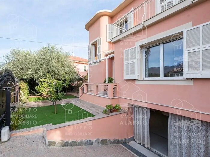 Casa con 10 locali in vendita in Via Palestro, Loano
