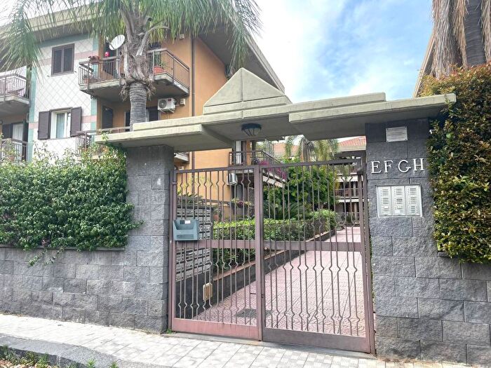Appartamento quadrilocale in affitto in Via IV Novembre, Centro, Aci Catena