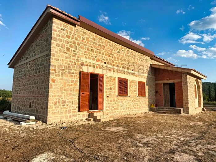 Casa con 5 locali in vendita in Montieri