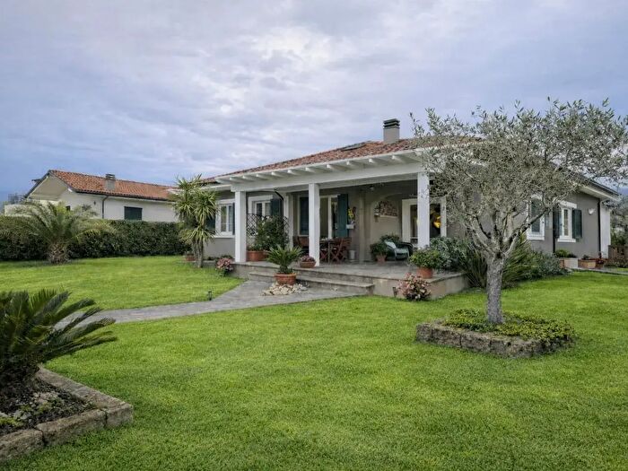 Casa con 8 locali in vendita in Oggio Barilotto, Camaiore