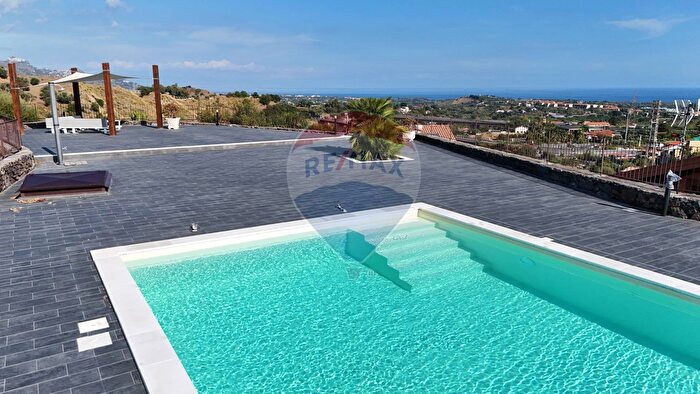 Casa con 10 locali in vendita in Via Bellini, Piedimonte Etneo