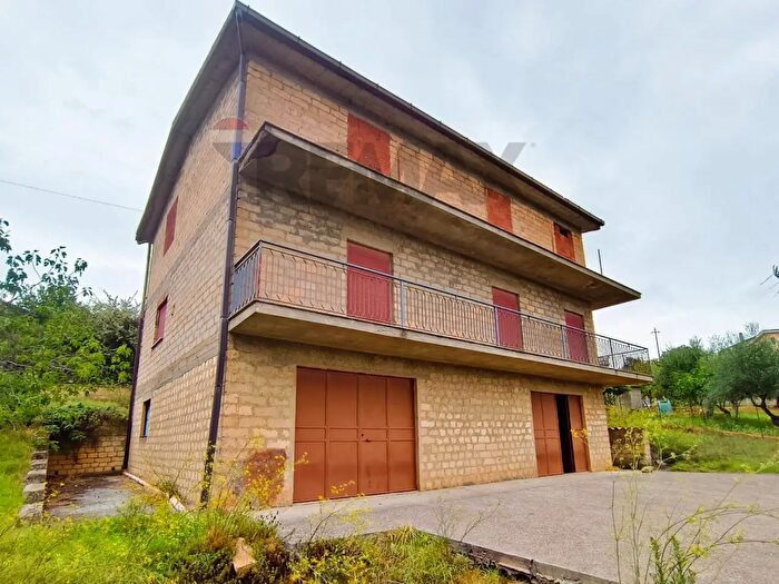 Casa con 6 locali in vendita in Contrada San Leonardo Snc, Calascibetta