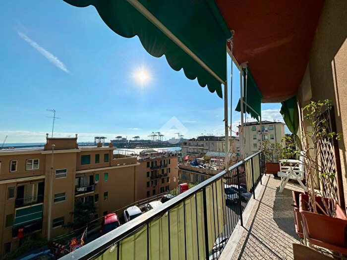 Appartamento trilocale in vendita in Via Loano, Genova