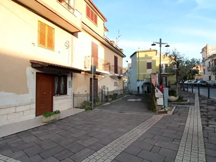 Appartamento quadrilocale in vendita in Piazza Luigi Paceri, Fara In Sabina