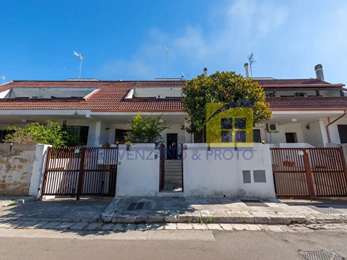 Casa con 8 locali in vendita in Via Farinata degli Uberti, Brindisi