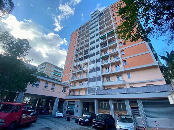 Appartamento trilocale in vendita in Via Luigi Lusignani, Genova