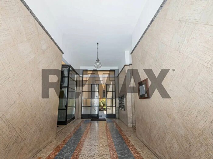 Appartamento trilocale in vendita in Via Legnone, Milano