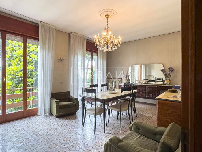 Casa con 8 locali in vendita in Forli