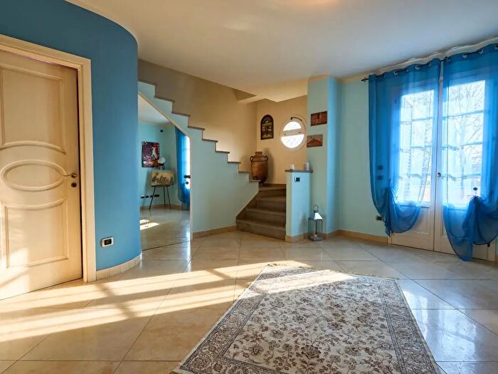 Appartamento con 8 locali in affitto in Fucecchio