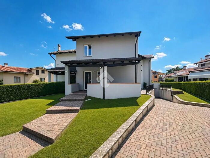 Casa con 5 locali in vendita in Via Armando Diaz, Castelnuovo Del Garda