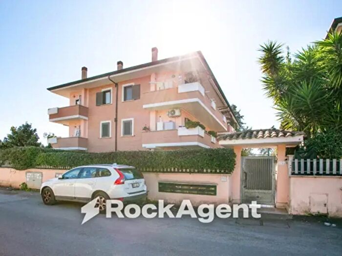 Appartamento trilocale in vendita in Via Lino Liviabella, Roma