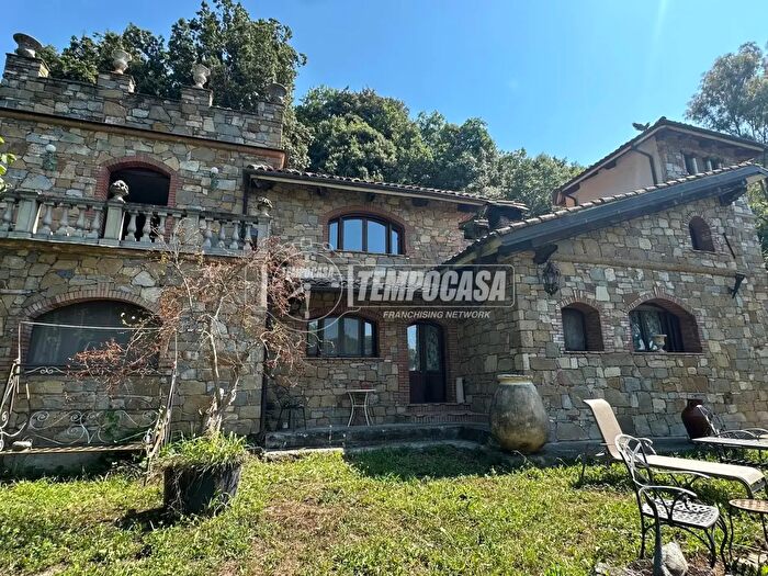 Casa con 10 locali in vendita in Strada Suseneo Inferiore, Sanremo
