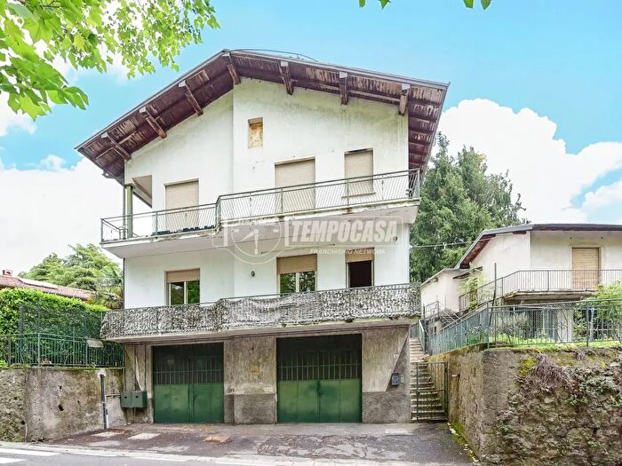 Casa con 6 locali in vendita in Via Cantù, Montorfano