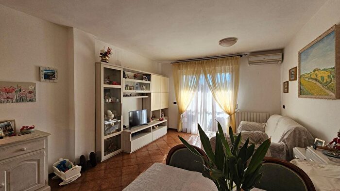 Appartamento con 5 locali in vendita in Viareggio