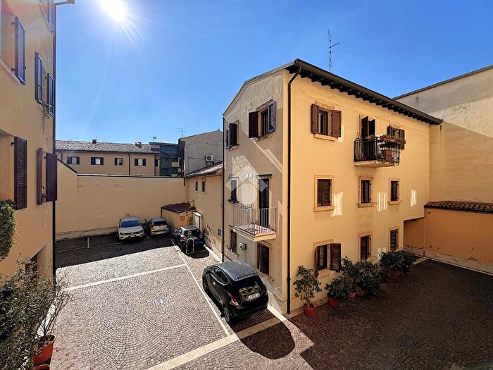 Appartamento trilocale in vendita in Vicolo Cieco Paradiso, Verona