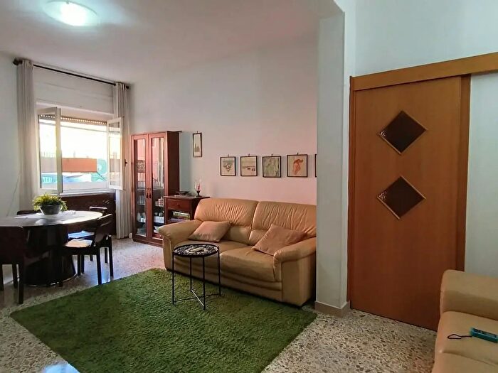 Appartamento trilocale in vendita in Via Diomede Carafa, Napoli