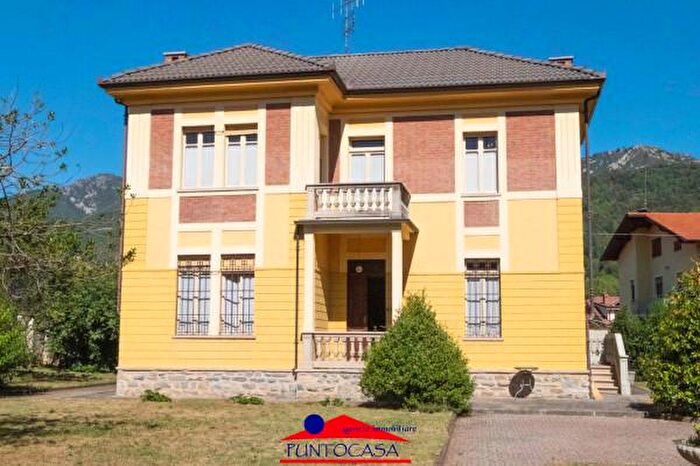 Casa con 6 locali in vendita in Viale Sarrea, Dronero