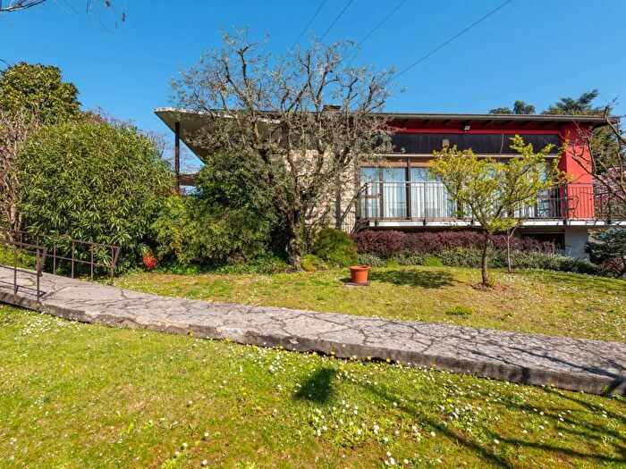 Casa con 6 locali in vendita in Via Lecco, Curno