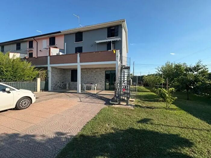 Casa con 6 locali in vendita in Gualtieri