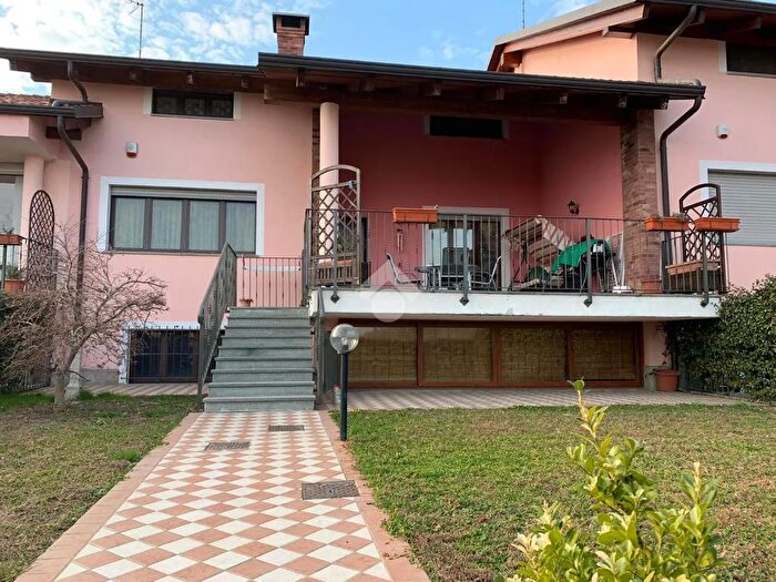 Casa con 6 locali in vendita in Via Costa, San Francesco Al Campo