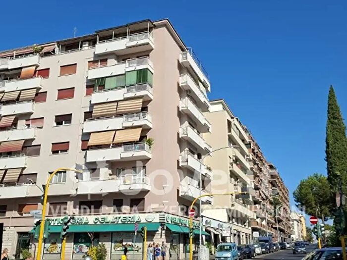 Appartamento trilocale in vendita in Via Mario Menghini, Roma