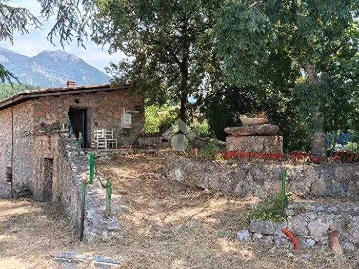Casa trilocale in vendita in Via S Lorenzo, Collepardo
