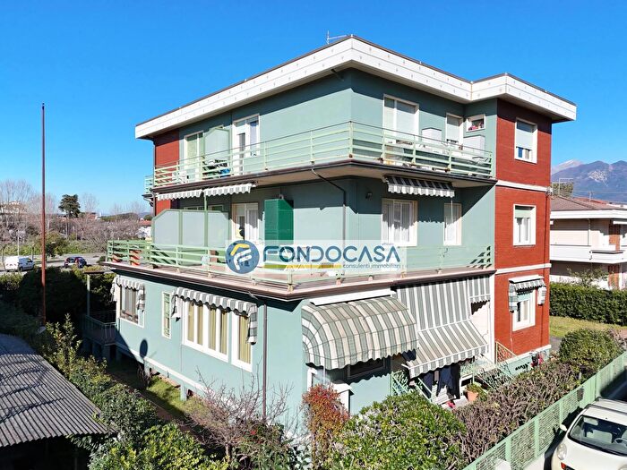 Appartamento trilocale in vendita in Via dei Giunchi, Massa