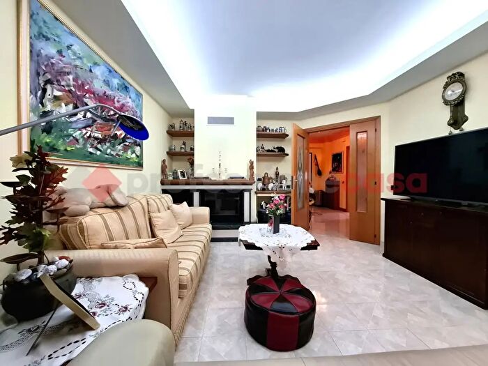Appartamento con 6 locali in vendita in Via Stella, Broccostella