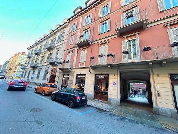 Appartamento bilocale in affitto in Via della Rocca, Torino