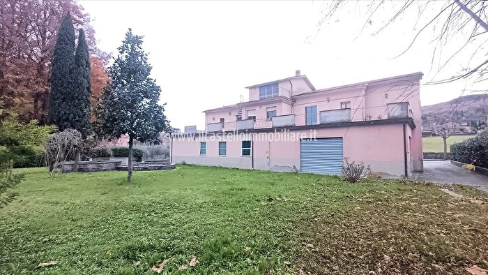 Casa con 9 locali in vendita in Viale Europa, Sarteano