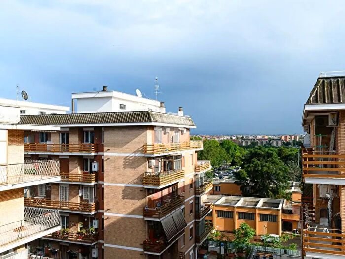 Appartamento quadrilocale in vendita in Via Diego Angeli, Roma