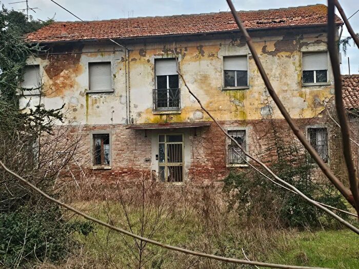 Casa con 9 locali in vendita in Via del Primaro Marrara, Ferrara