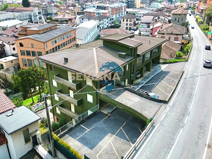 Casa con 5 locali in vendita in Via Roma, Leffe