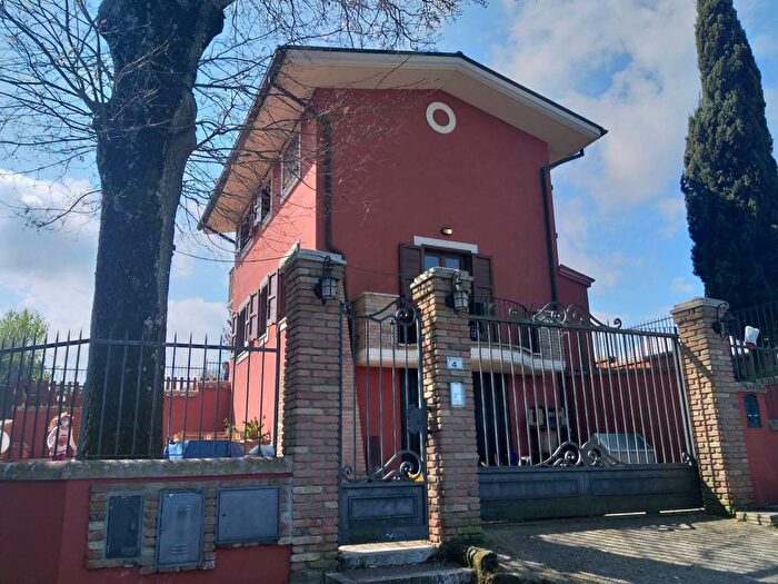 Casa trilocale in affitto in Via Santa Apollaria, Centro, Zagarolo