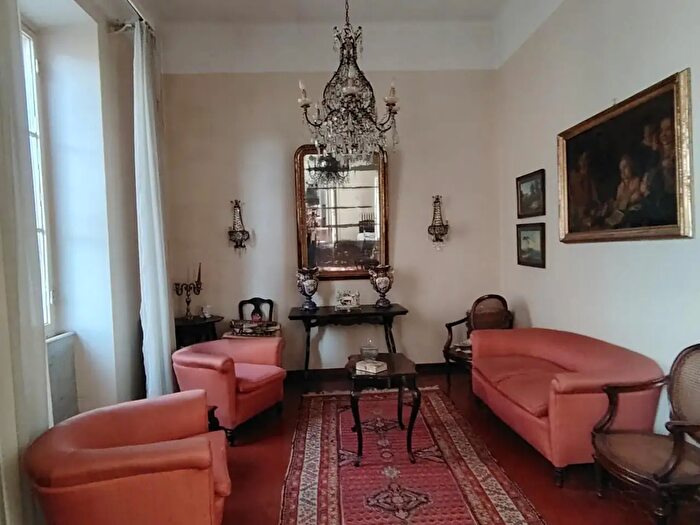 Appartamento con 8 locali in vendita in Carrara